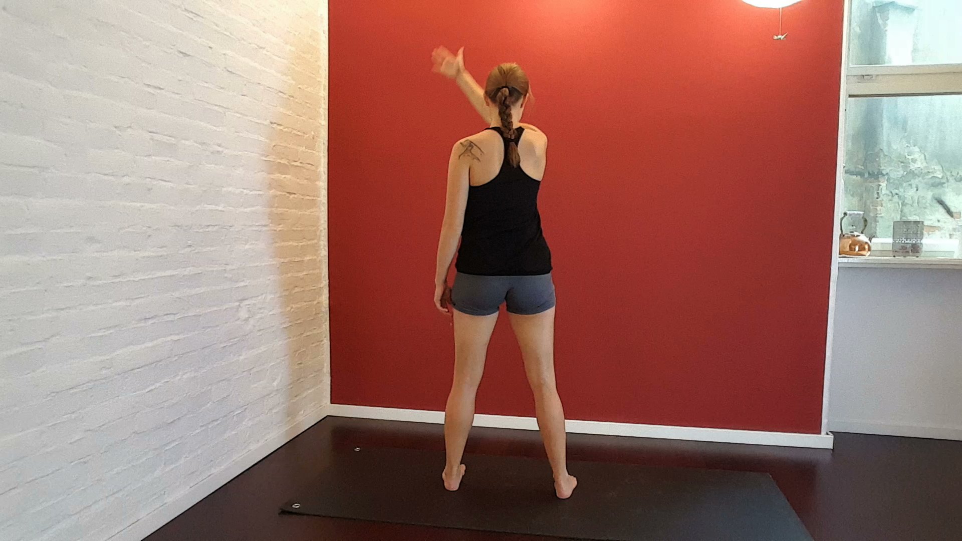 Nackenschmerzen Übungen 3 - Rücken einer Frau