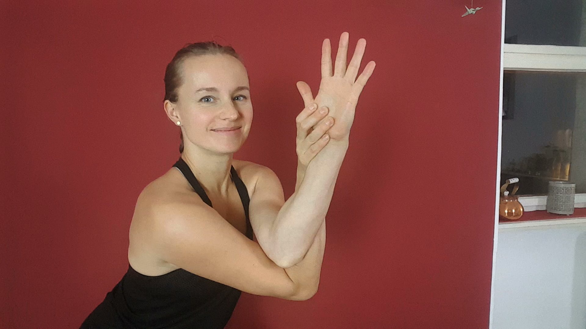 Oberkörper einer Frau im Yoga Adler gegen Nackenverspannung