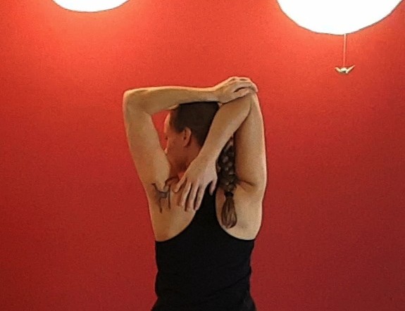 Schulter einer Frau in einer Übung gegen Nackenschmerzen