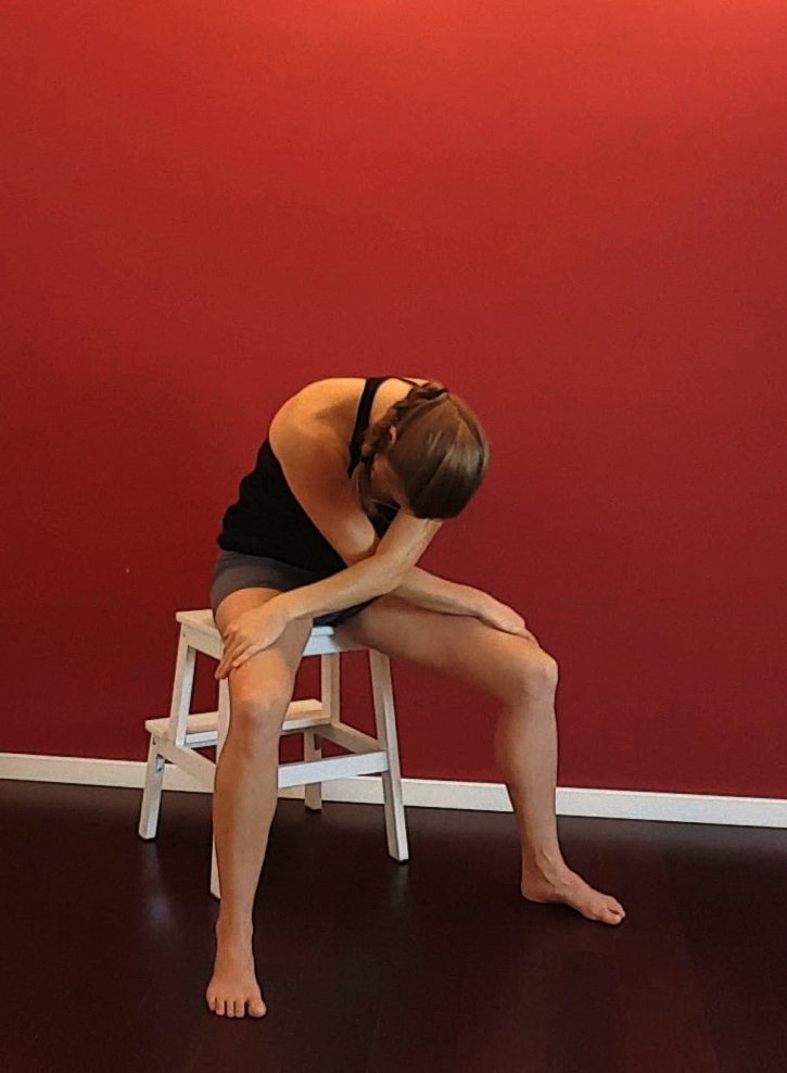 Frau mit Nackenschmerzen macht eine Dehnungs Übung