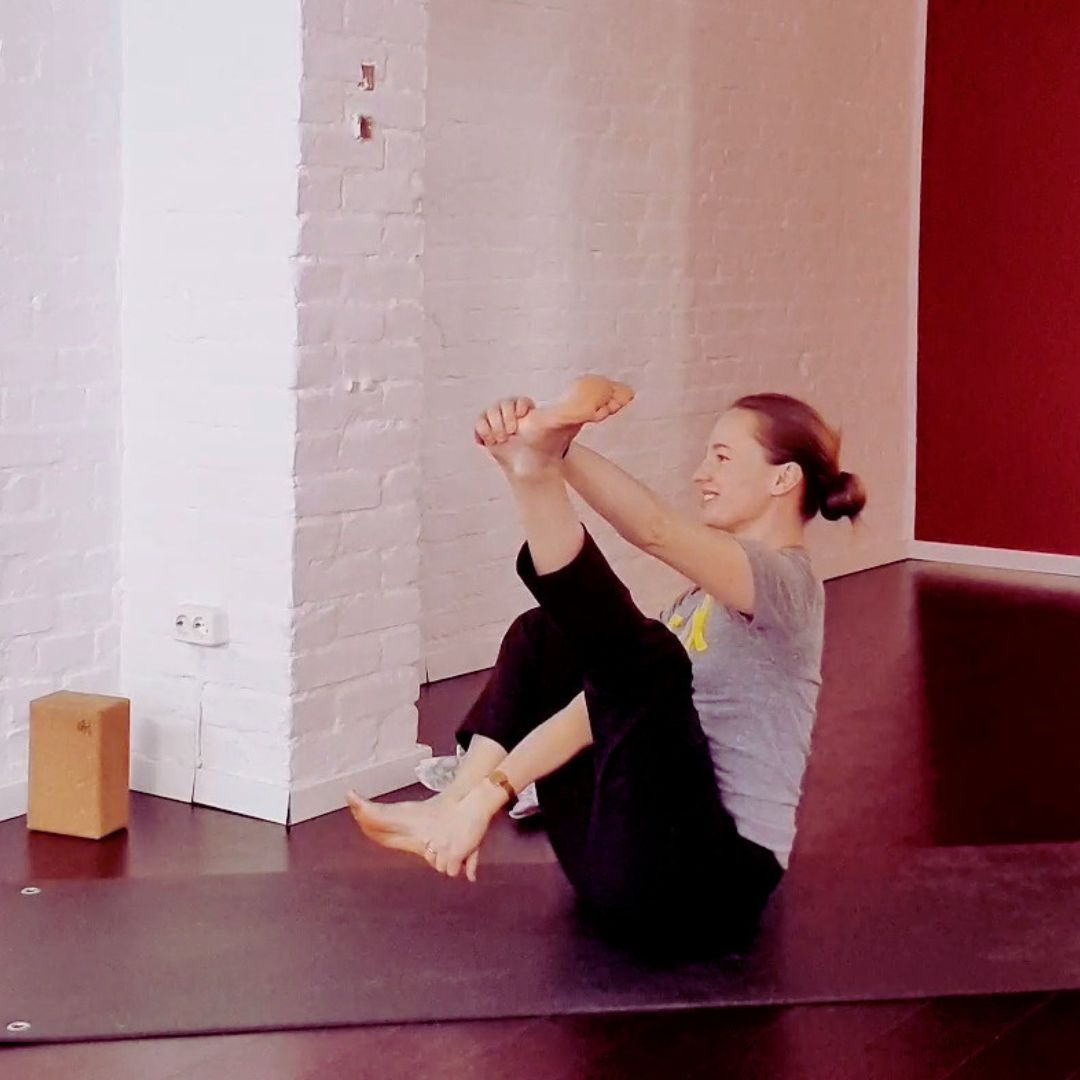 lächelnde Frau auf Yogamatte